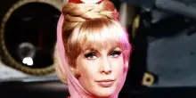 Barbara Eden compie 95 anni, l'eterna Jeannie di Strega per amore