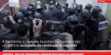 Spagna, polizia sgombera edificio occupato da migranti