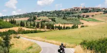 Viaggiare in moto, dalle Dolomiti all'Etna: le mete per la primavera