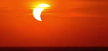 L'eclissi solare al tramonto sulle spiagge di Anzio