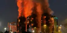 Hong Kong, incendio avvolge grattacieli: morti e persone intrappolate