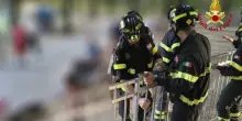 Bimbo incastrato con la testa nella ringhiera, salvato dai pompieri