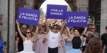 Roberto Bolle marcia con duemila ballerini: 'La danza unisce'