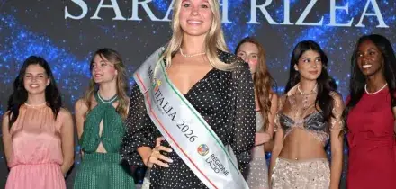 Miss Italia 2026 &egrave; Sarah Rizea, 18enne atleta delle Fiamme Oro