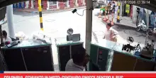 Colombia, schianto in moto: centauro finisce dentro il bus