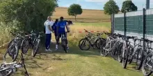 Inter, i giocatori arrivano in ritiro.. in bicicletta!