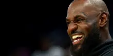 LeBron e la card da rookie che vale milioni: 'Ne ho due in cassaforte, non si sa mai'