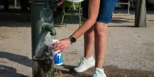 Caldo in Francia, Parigi vieta il consumo di alcolici: troppi collassi