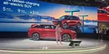 Salone Parigi, svelata BYD Atto 8: prima in Europa con flash charging