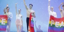 Roberto Bolle all'Expo di Osaka manifesta per la pace con Imagine