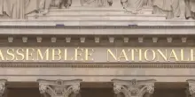 Parlamento approva legge su fine vita in Francia