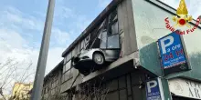 Milano, anziano sfonda con auto parete di un garage: sospeso a 8 metri