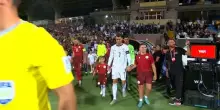 Mano nella mano con Ronaldo? La reazione del bimbo è tenerissima. VIDEO