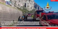 Grande masso cade su ferrovia e poi in strada nel Lecchese