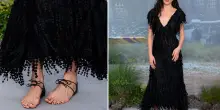 Margaret Qualley con le scarpe Chanel senza suola sul red carpet