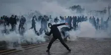 Francia, studenti e gilet gialli nelle piazze. A Parigi 142 fermi