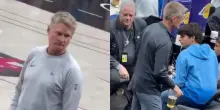 Steve Kerr a bordo campo con la birra durante la partita? No, &egrave; il sosia