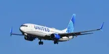 Aereo United Airlines colpisce palo luce e camion durante atterraggio