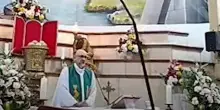 Ecuador, prete muore schiacciato dalla croce durante la messa in diretta social