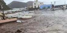 Maltempo, allerta al Sud. Temporali a Lipari: torrenti esondati. LIVE