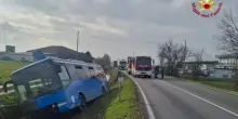 Bus di studenti fuori strada in un fossato nel Mantovano: tre i feriti