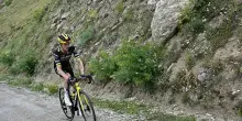 Tour de France, che paura per Kuss: rischia di cadere nel burrone! VIDEO