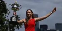 Rybakina, la gioia e il trofeo dell'Australian Open: le foto pi&ugrave; belle