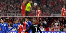 Prima l'arbitro, poi l'autogol: il rocambolesco gol del Bayern. VIDEO