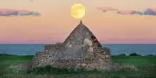 In Puglia la superluna incastonata tra i trulli. LA FOTO