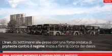 Iran, autobus incendiati a Teheran dopo le proteste