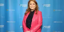 Sarah Ferguson in fuga dopo scandalo dell'ex marito Andrea