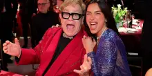 Elton John suona per Dua Lipa e Callum Turner a Villa Valguarnera