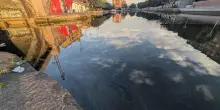 Milano, sversamento di gasolio nei Navigli: chiazza lunga 28 km. FOTO