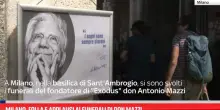Milano, folla e applausi ai funerali di don Mazzi