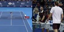 Palle corte, recuperi e... tweener: Zverev-Djokovic &egrave; uno spettacolo! VIDEO
