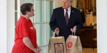 Casa Bianca, Trump ordina McDonald's e offre 100 dollari alla rider