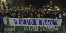 Frana Niscemi, fiaccolata a un mese dal crollo: migliaia in piazza