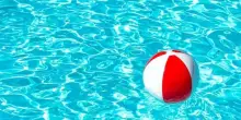 Infezioni in piscina: cosa sapere e come difendersi da germi e batteri