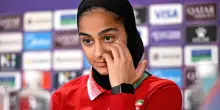Guerra in Medio Oriente, calciatrice iraniana trattiene le lacrime in sala stampa