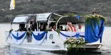 Papa Leone XIV in processione sul lago di Albano. LE FOTO