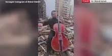 Beirut, violoncellista Mahdi Saheli suona tra le macerie