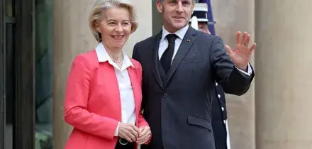 Social, Macron chiede a von der Leyen 'legge' per divieto ad under 15