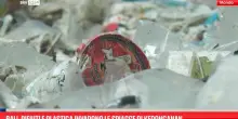 Bali, rifiuti e plastica invadono le spiagge di Kedonganan