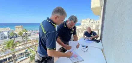 Case vacanze 'pollaio' a Gallipoli: 17 persone in una casa per 9