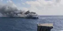 Indonesia, traghetto in fiamme: 5 morti e 41 dispersi