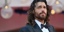 Can Yaman, chi &egrave; l&rsquo;attore turco che &egrave; diventato Sandokan
