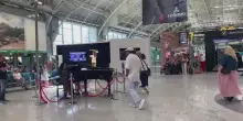 Cagliari, flash mob della Turandot in aeroporto