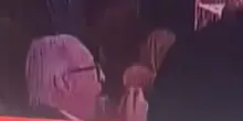 Spari a cena di Trump, virale il video dell'uomo che continua a cenare