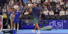 Cobolli rompe 3 volte corde, ma vince game contro Wawrinka