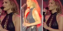 Jennifer Lopez e il grillo che le è saltato addosso sul palco. VIDEO